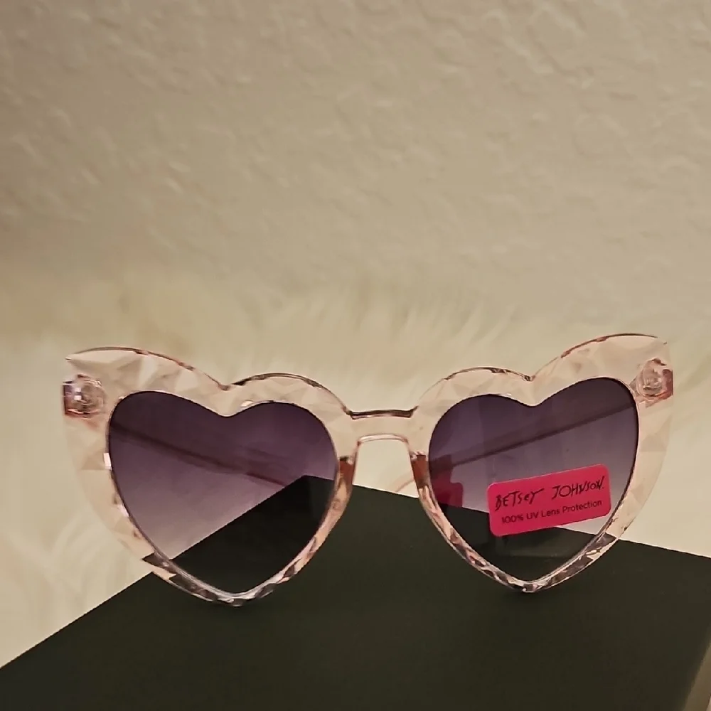 🎉HP NWT Betsey Johnson Pink Heart Sunglasses - Picture 9 of 10
